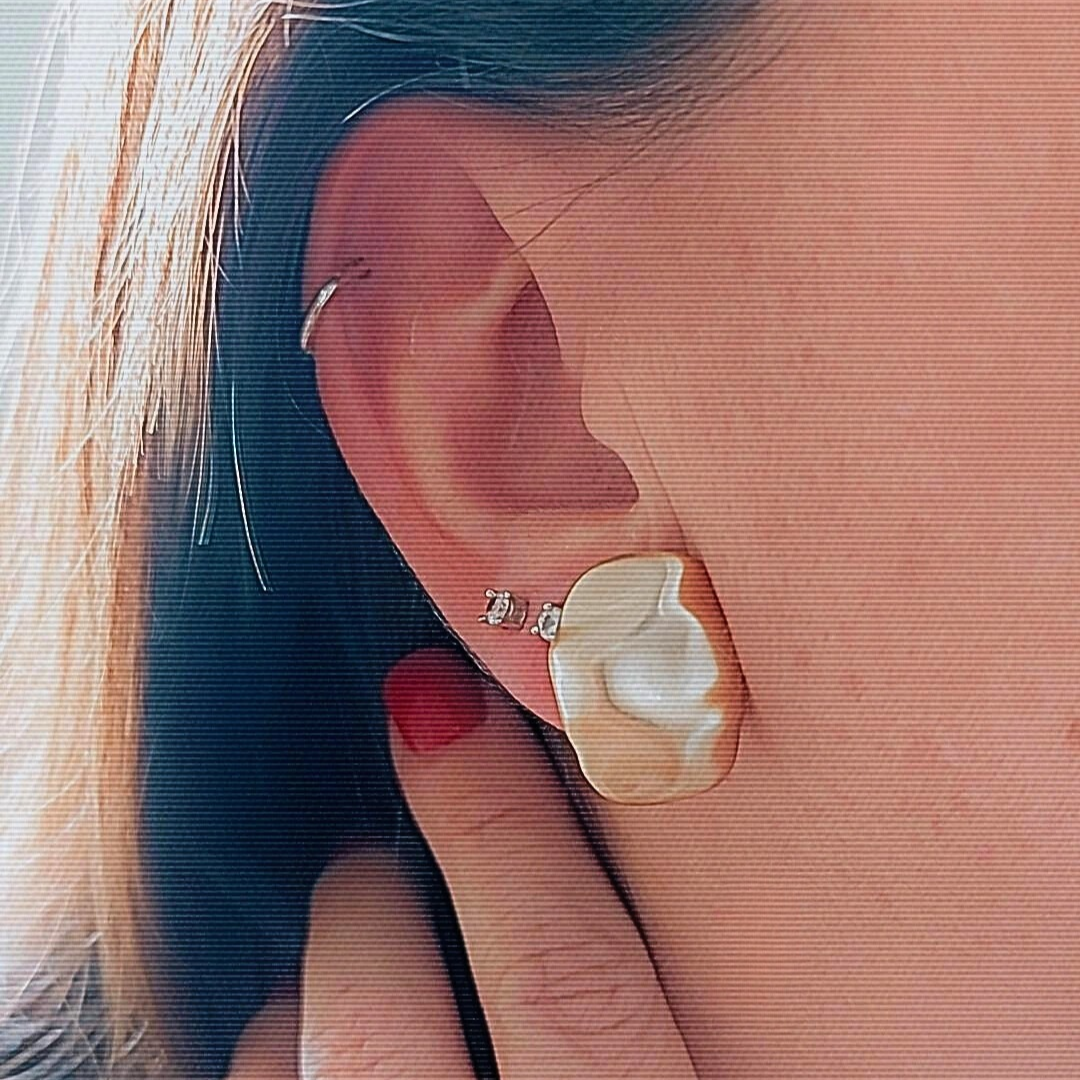 BRINCO MARTELADO QUADRADO OURO