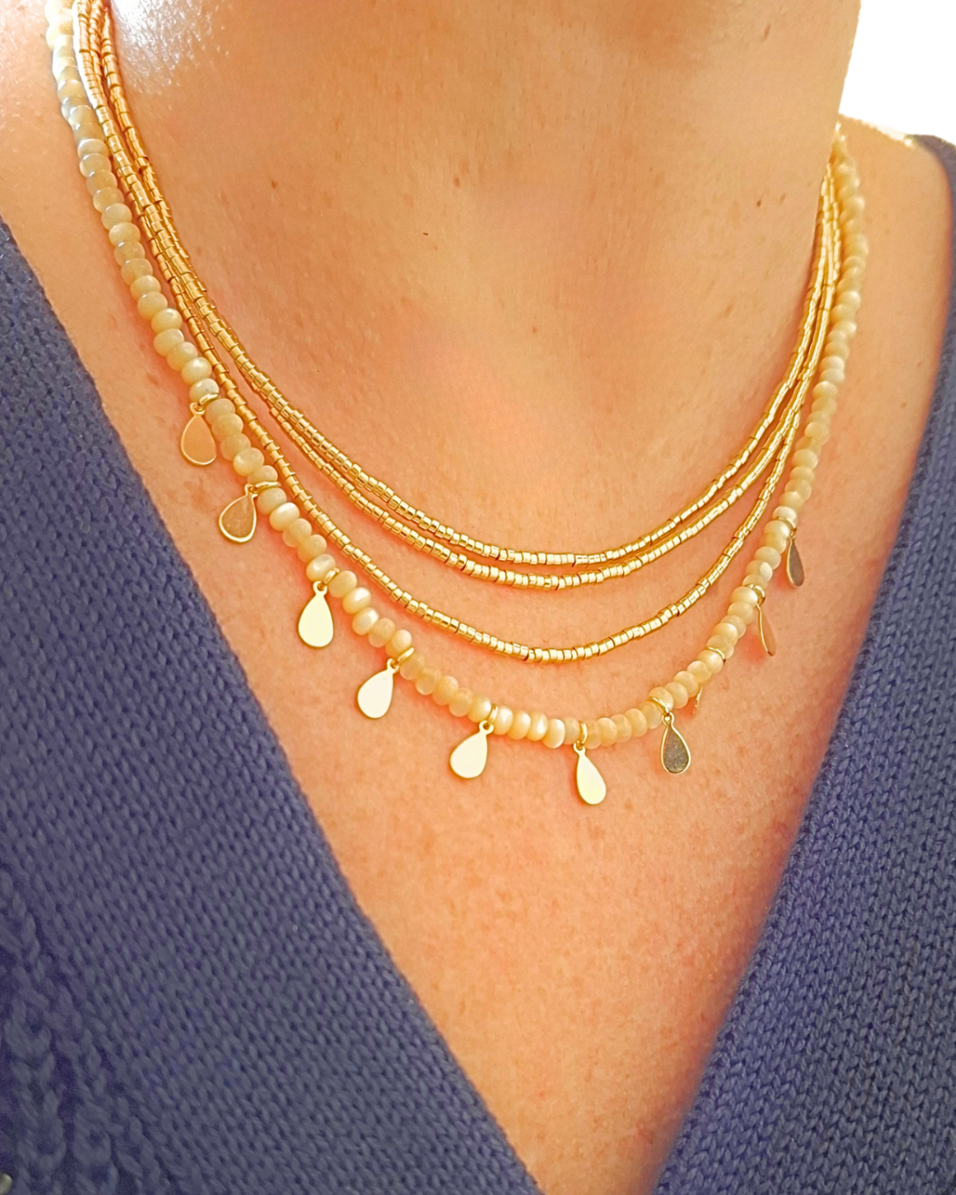 COLAR DE MADREPÉROLA COM GOTAS