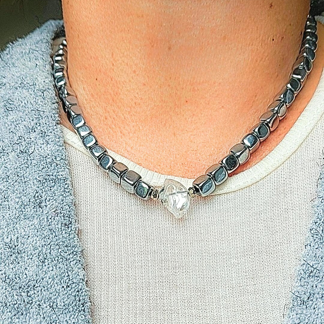 COLAR CRISTAL HEMATITA PRATA