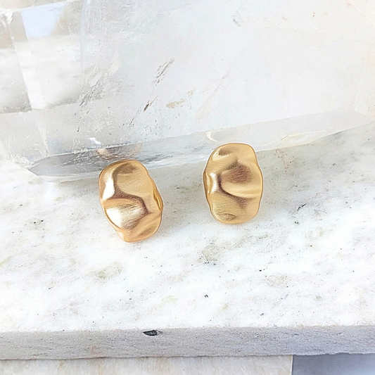 BRINCO MARTELADO QUADRADO OURO