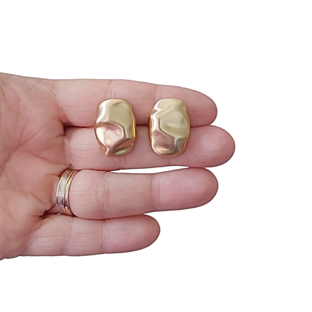 BRINCO MARTELADO QUADRADO OURO