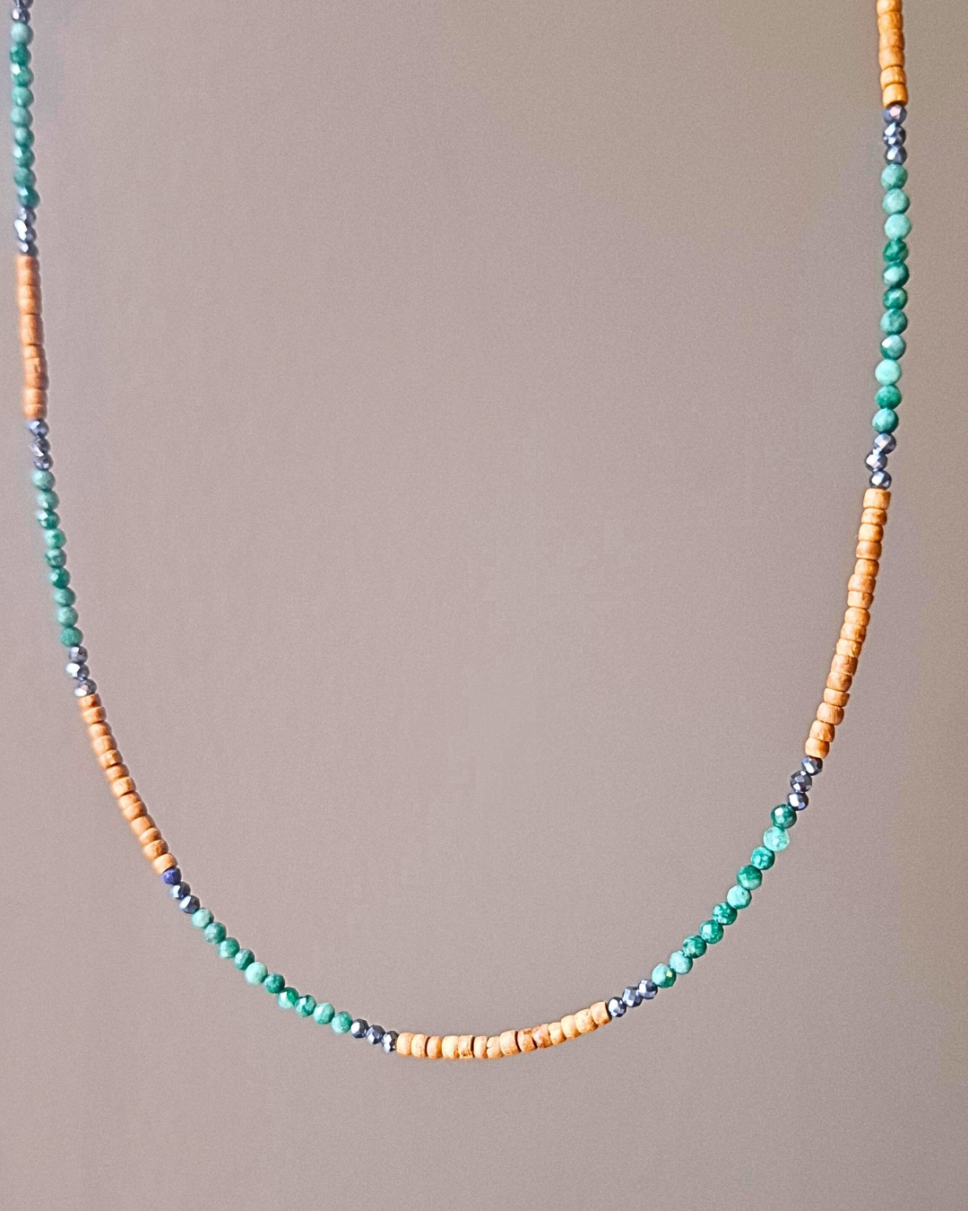 CHOKER SÂNDALO E JADE