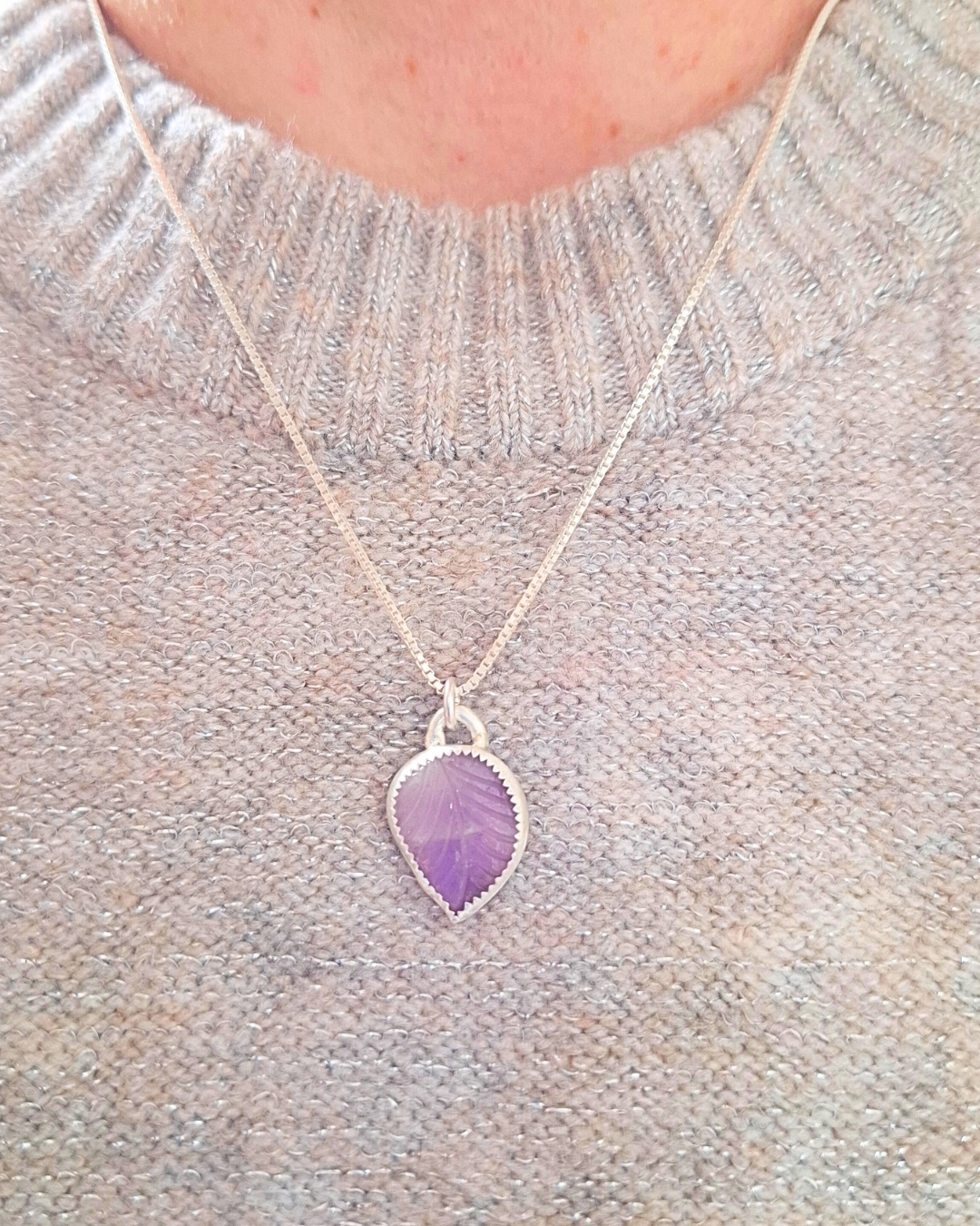 COLAR FOLHA AMETISTA