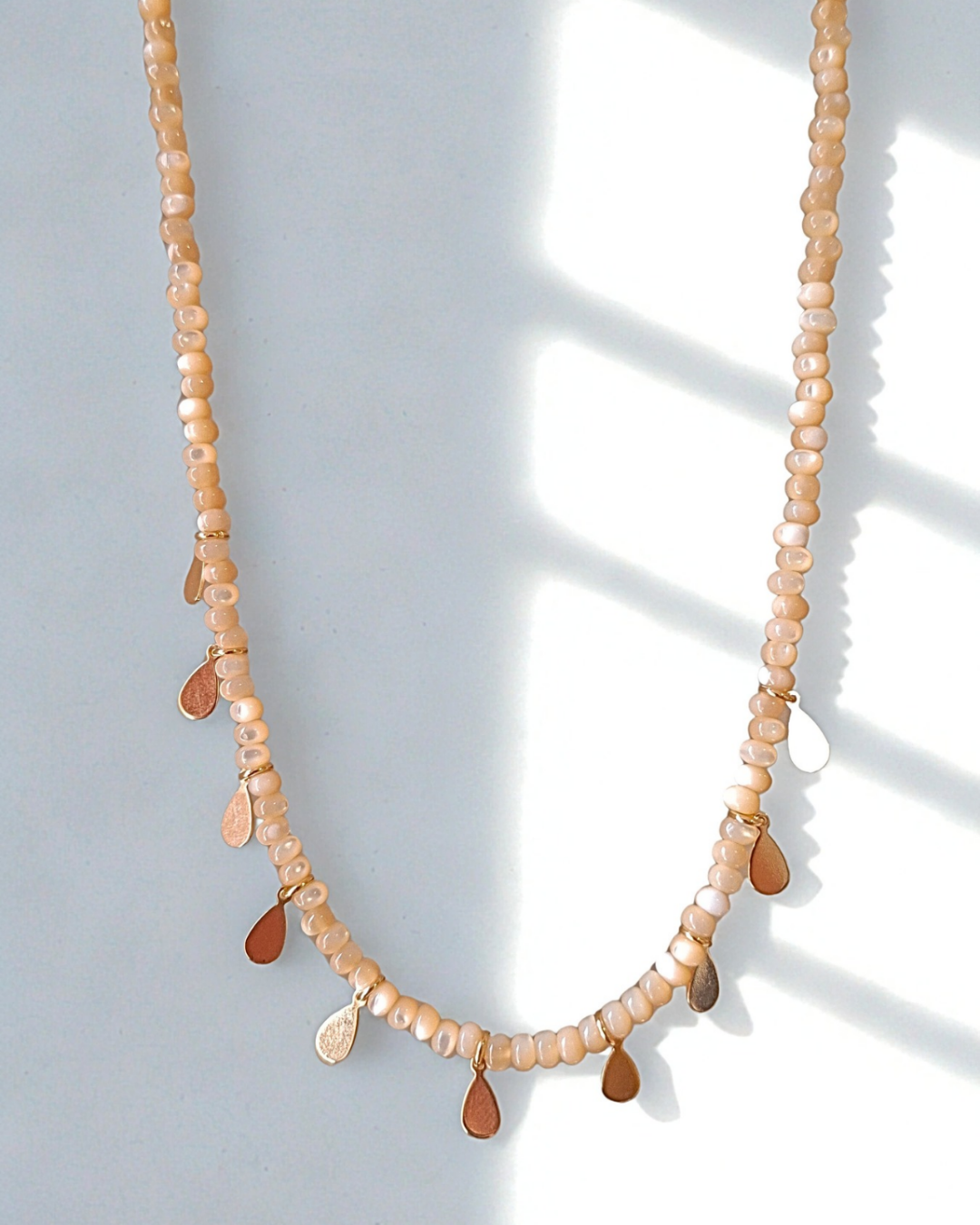 COLAR DE MADREPÉROLA COM GOTAS