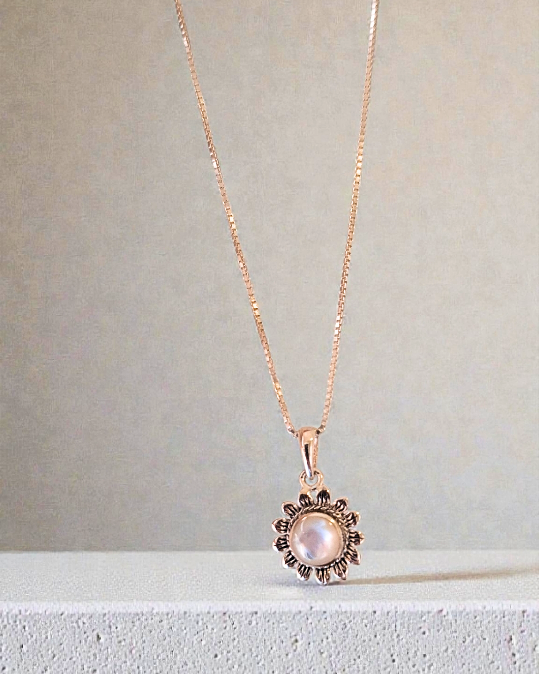 COLAR FLOR MADREPÉROLA