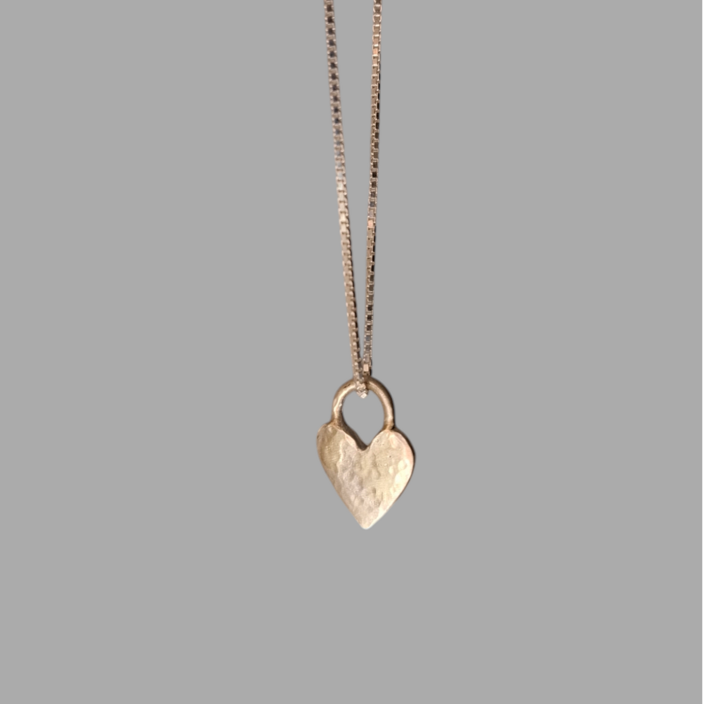 COLAR CORAÇÃO MARTELADO