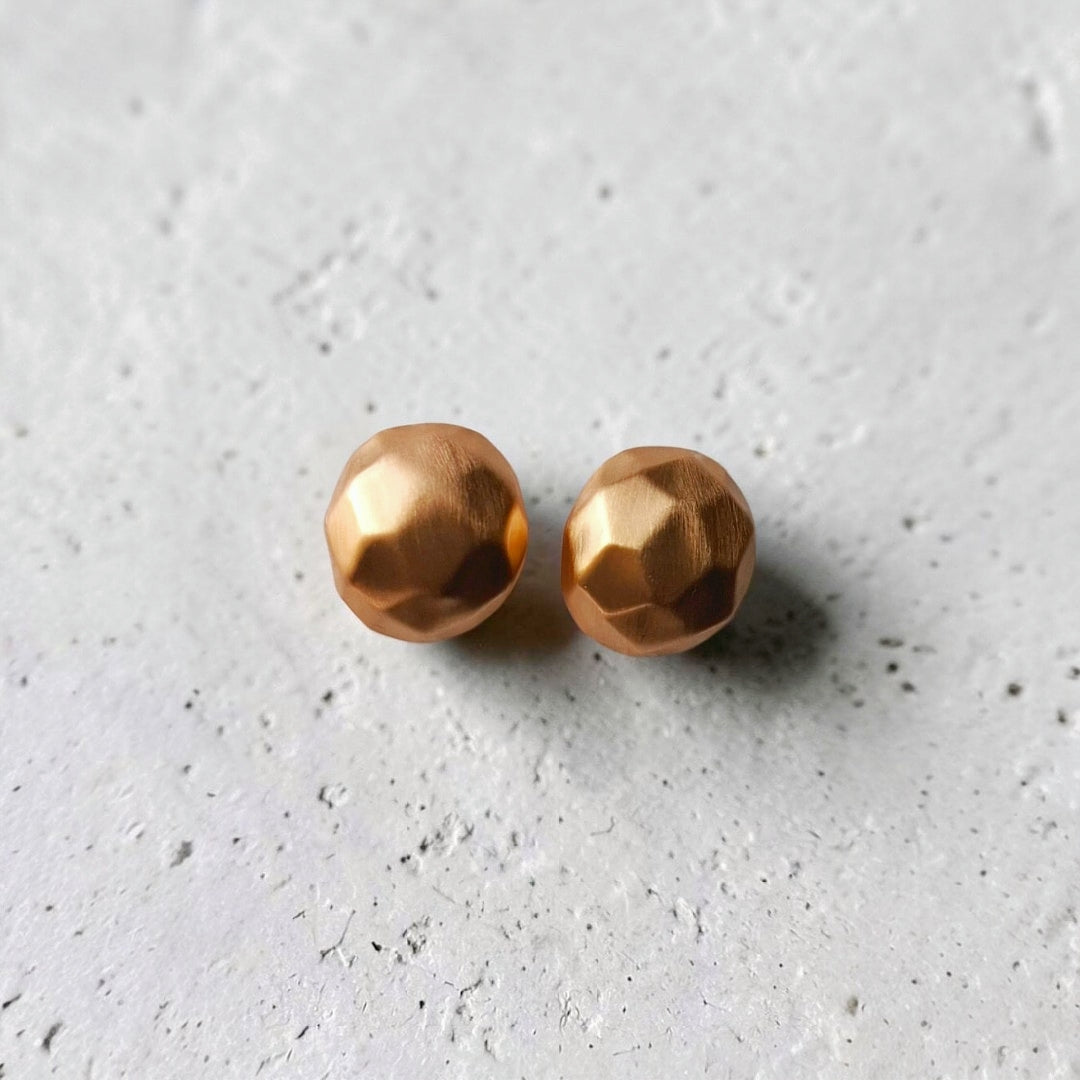 BRINCO ESFERA MARTELADO OURO